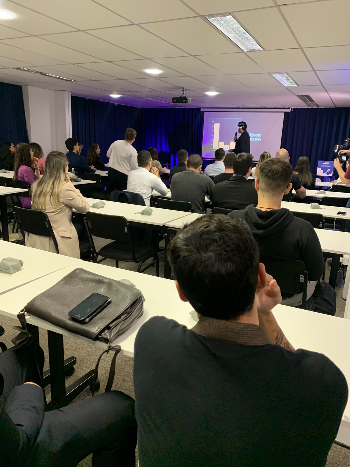 Profissionais reunidos em aula presencial da B7