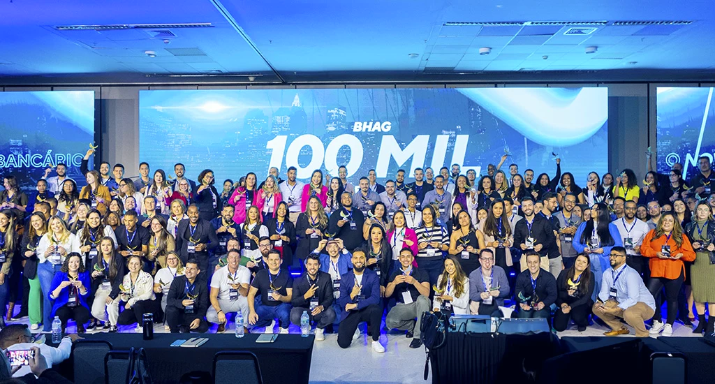 Equipe e profissionais da B7 reunidos em evento